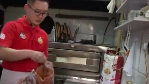 【超地道!业界认证的标准做法,传统拿坡里披萨】湖北武汉广八路有一家披萨店,老板跟着意大利披