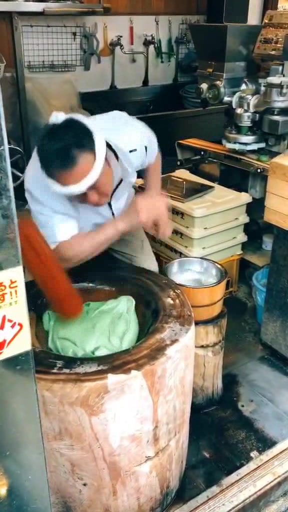 日本奈良街头超有人气的传统打年糕活动,难道这样的年糕更好吃?