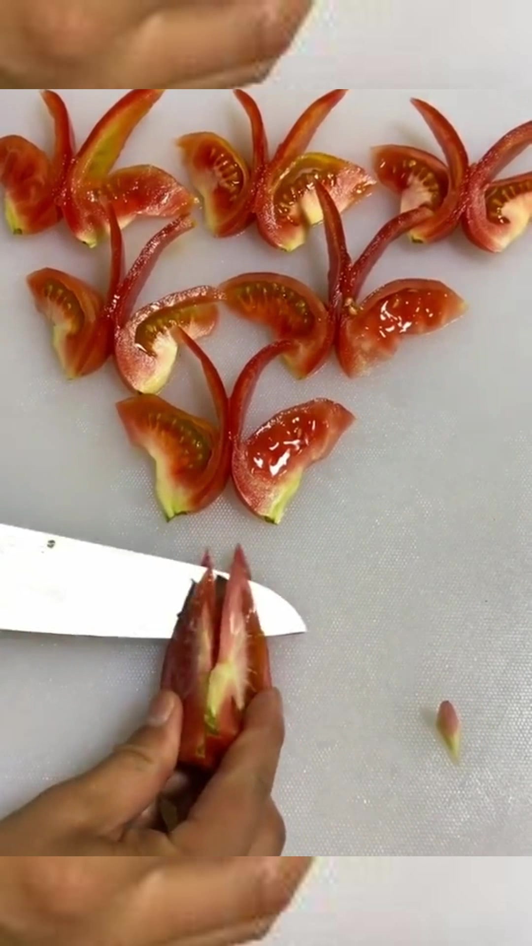 番茄也能做成花蝴蝶,愣是被你切成我吃不起的样子,好漂亮啊!