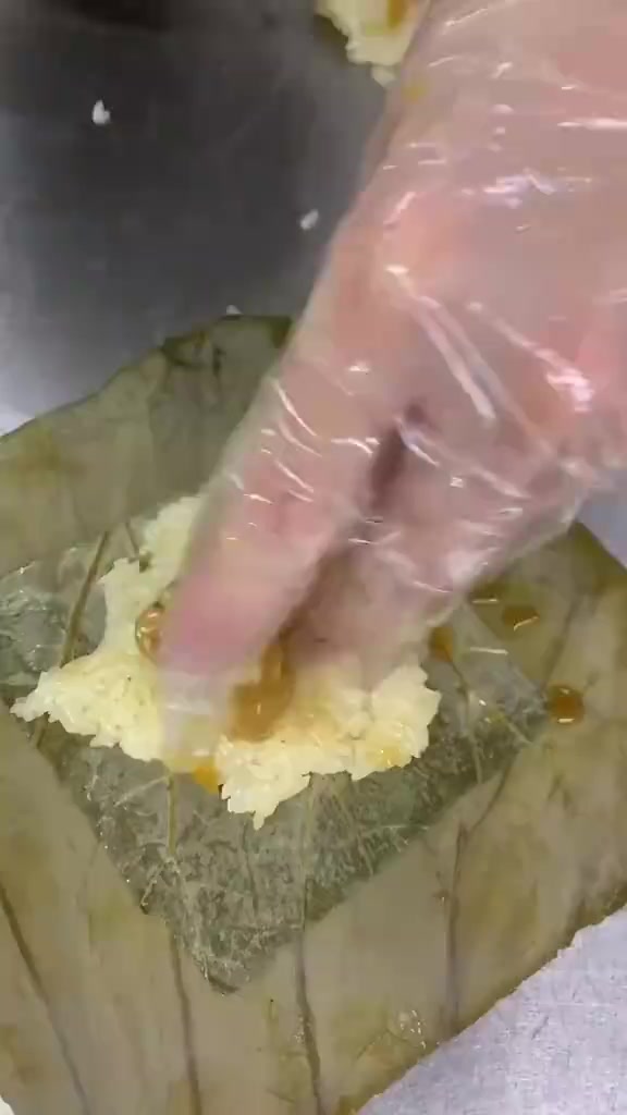 广东荷叶糯米鸡,很不错的当地美食