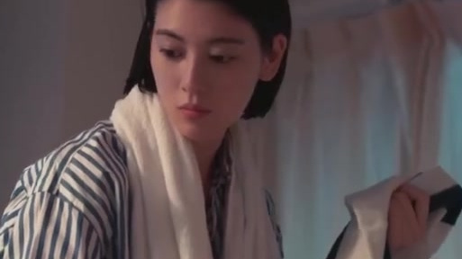 周杰伦新歌《说好不哭》MV中, 一架钢琴,一把吉他和阿信合唱,简直就是整个青春啊～ MV中