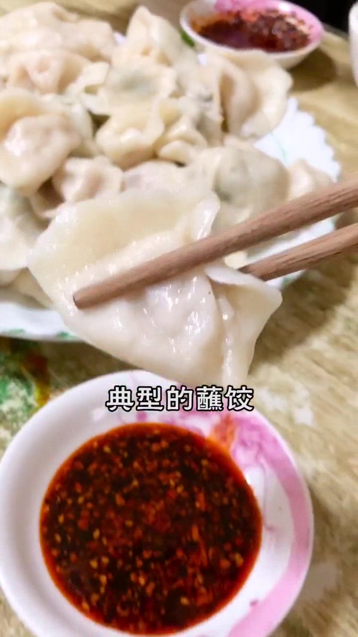 川大校园的国际水饺,菜单是双语,多达29种,蘸着秘制辣油,好吃