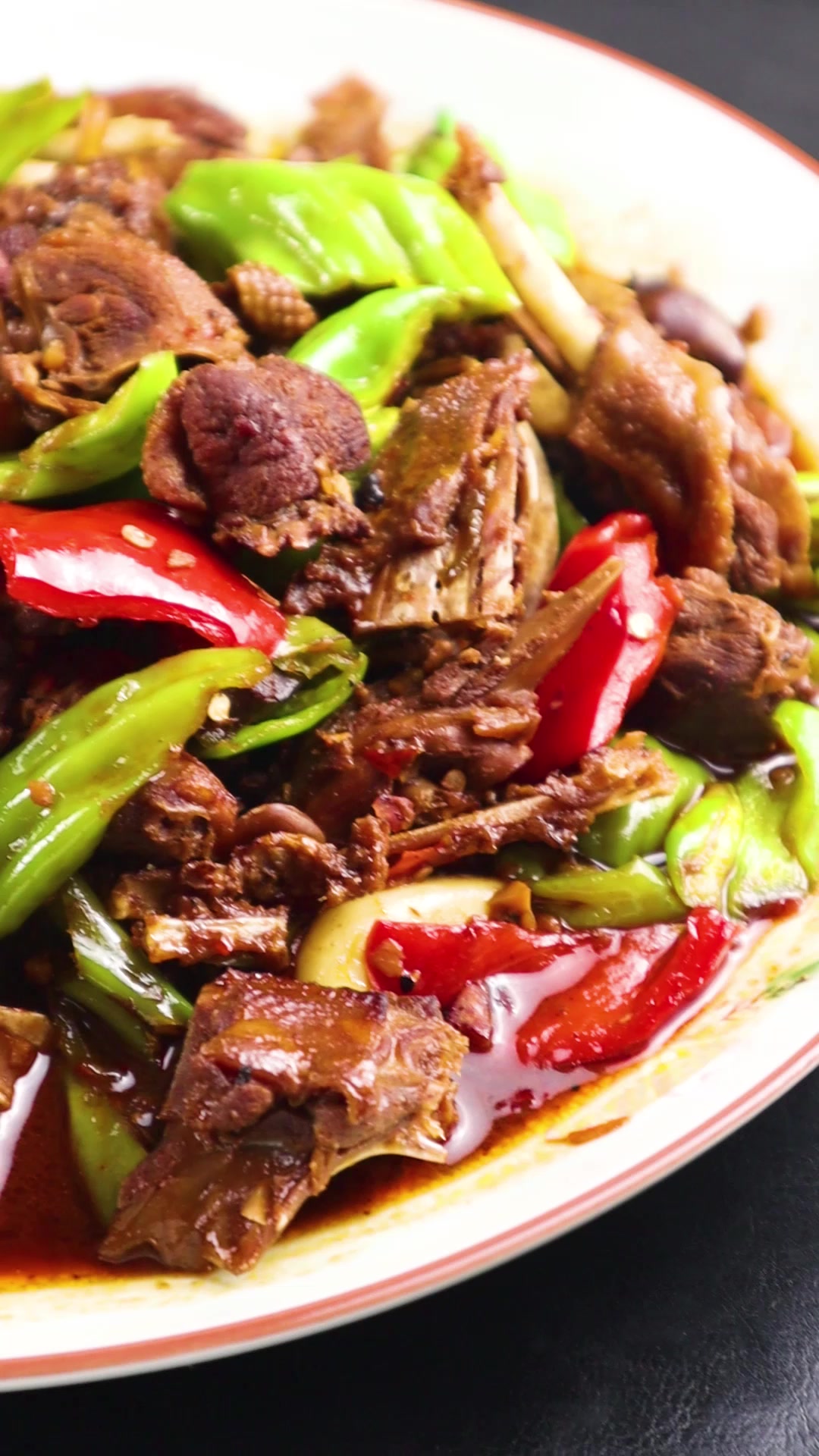 啤酒鸭加上这一道食材,不仅颜色好看,而且中和了鸭子的碱性!