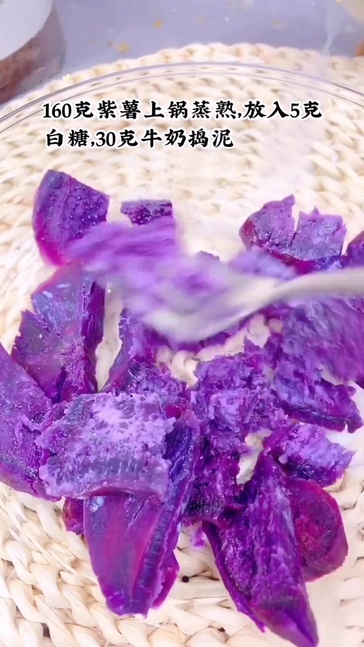 用吃剩的饺子皮,给宝宝做一个双层紫薯饼,贼好吃,补铁又防便秘