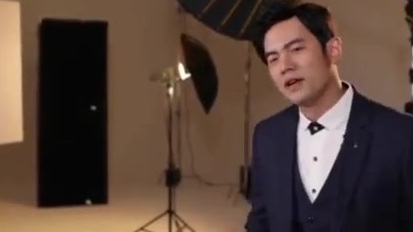 在新歌的mv中,就再次体现了周杰伦对奶茶爱得深沉,很多细节都暴露了。不仅女主角就是奶茶店的