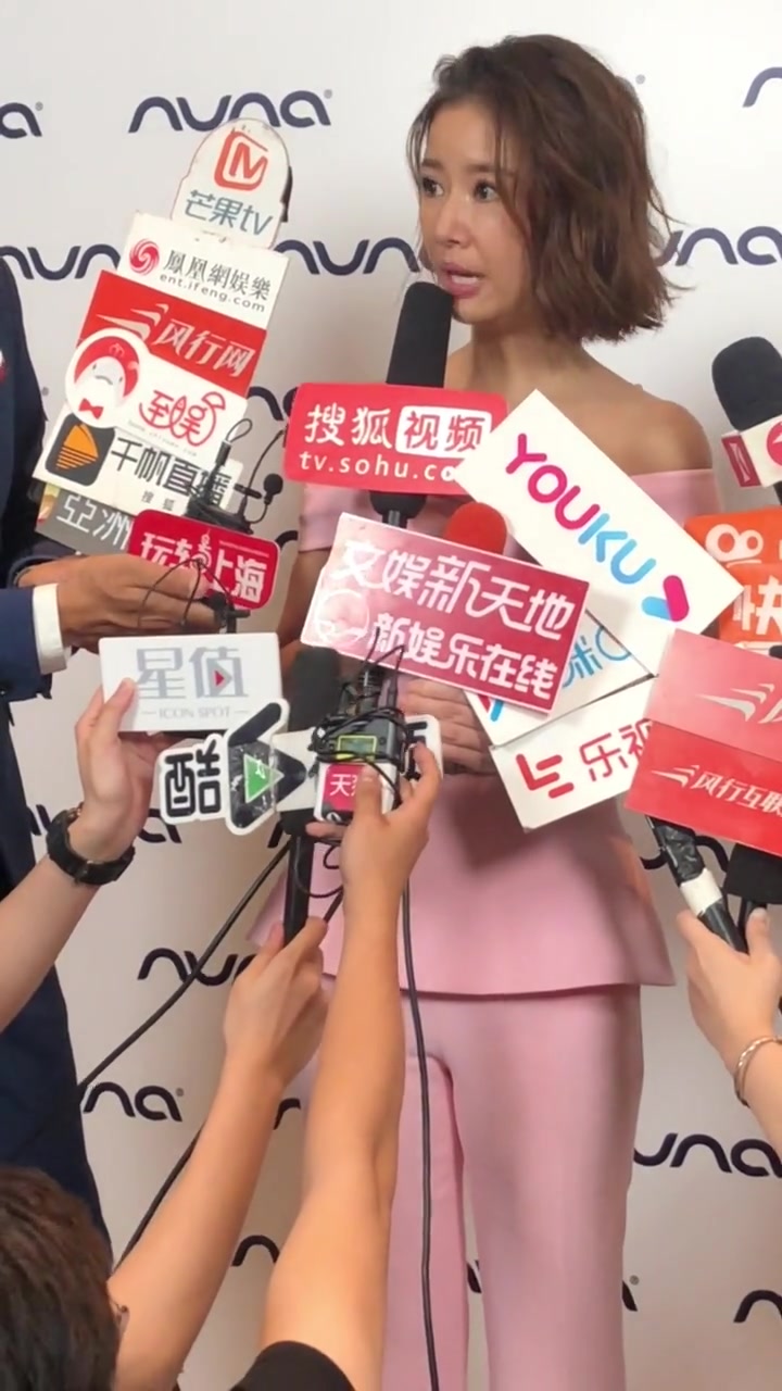 林心如换发型,做了一个泡面头现身活动,得亏颜值和气质在线!