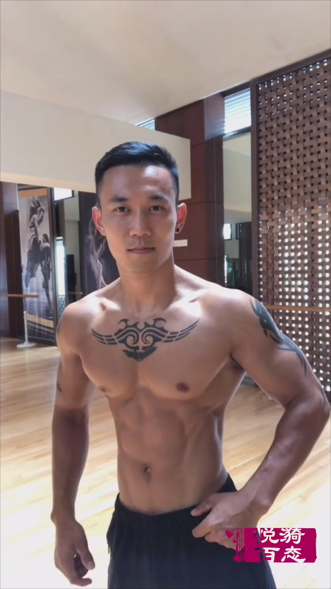 肌肉男大秀健硕的麒麟臂,饱满的胸肌和刀刻般的腹肌也很抢眼!