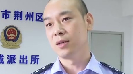 【白天接处警晚上抓嫌犯,民警连轴转31小时累瘫照走红】9月18日,湖北荆州,民警张龑蜷缩在