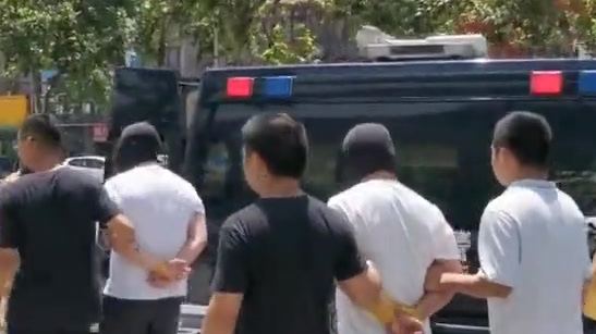 【白天接处警晚上抓嫌犯 民警连轴转31小时累瘫 网友:心疼】9月18日,湖北荆州一位民警蜷