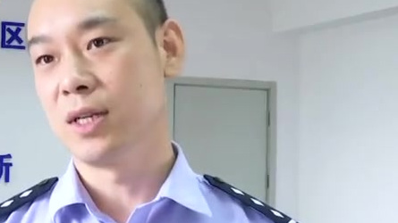 【白天接处警晚上抓嫌犯 民警连轴转31小时累瘫 网友:心疼】9月18日,湖北荆州一位民警蜷