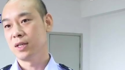 【白天接处警晚上抓嫌犯,民警连轴转31小时累瘫,网友:心疼】9月18日,湖北荆州一位民警蜷