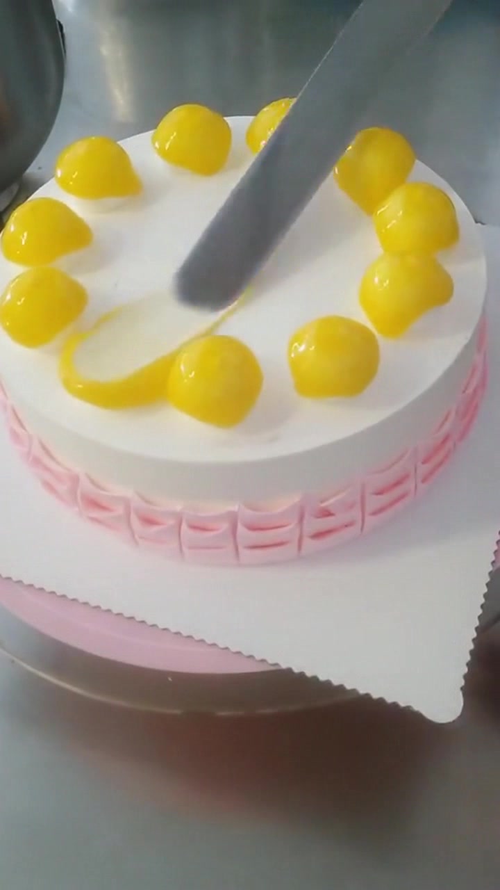 按师傅新教的方法,做鲜花奶油蛋糕,感觉和以往作品有很大不同呢