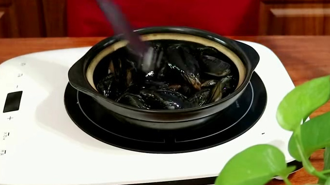 小海鲜加它鲜香味美,做法简单一锅出,懒人必学的一道菜