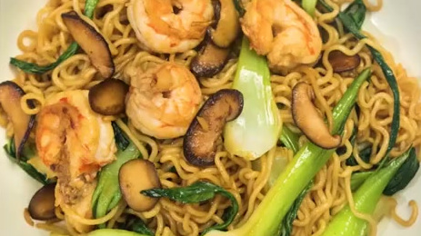 简单又好吃的夜宵美味【虾仁炒面】???? 食材: 泡面 虾仁 香菇片 青菜 生抽 糖 步骤: 1