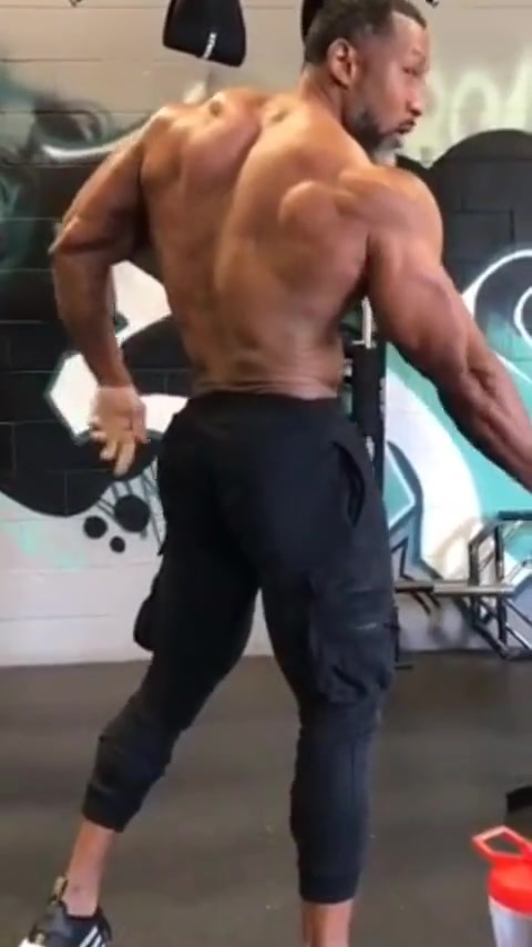 上半身超级发达的肌肉男