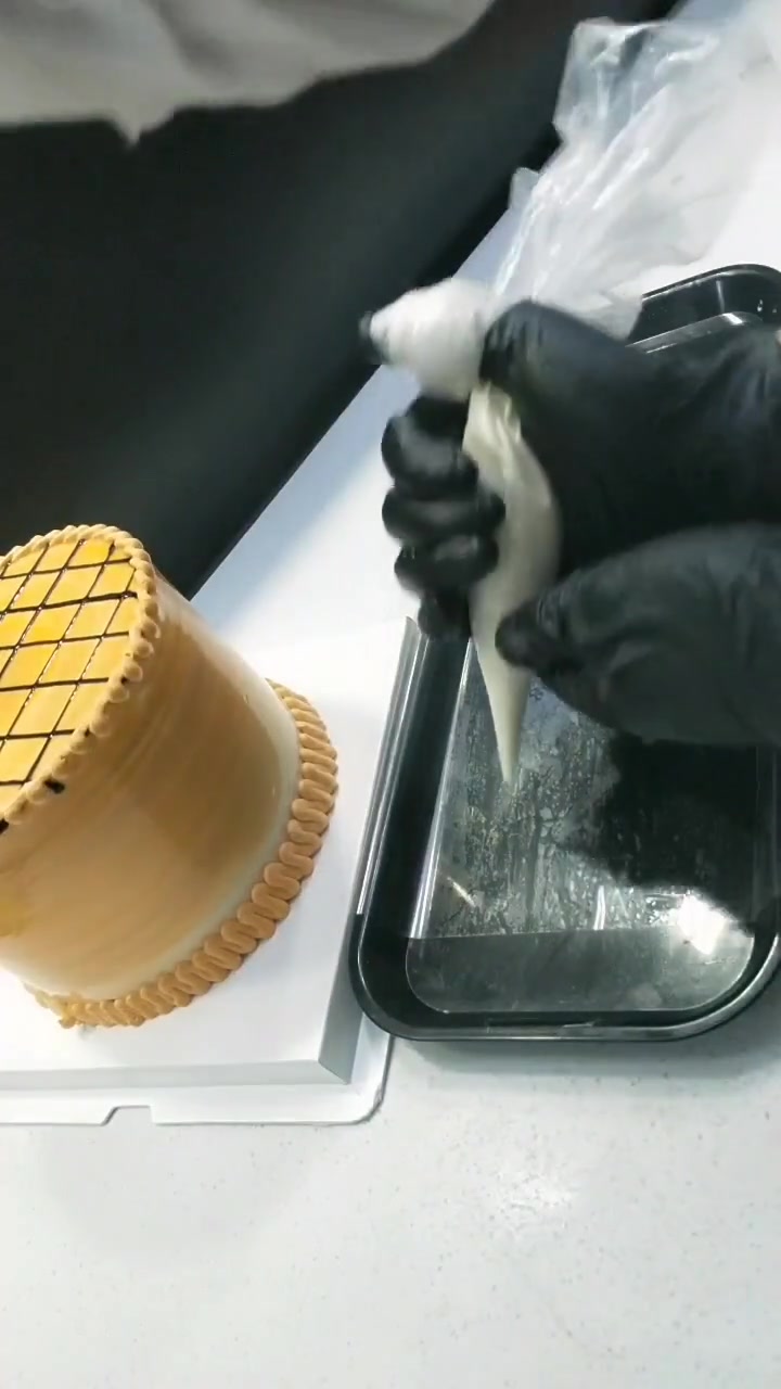 本以为是个普通的蛋糕,当放上装饰的这一刻,我是服了!