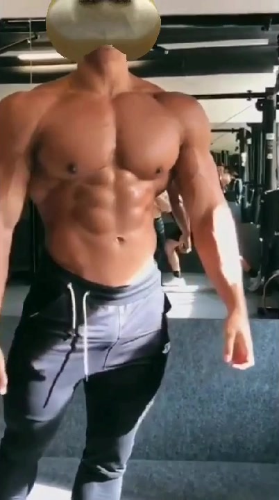 上半身超级发达的肌肉男
