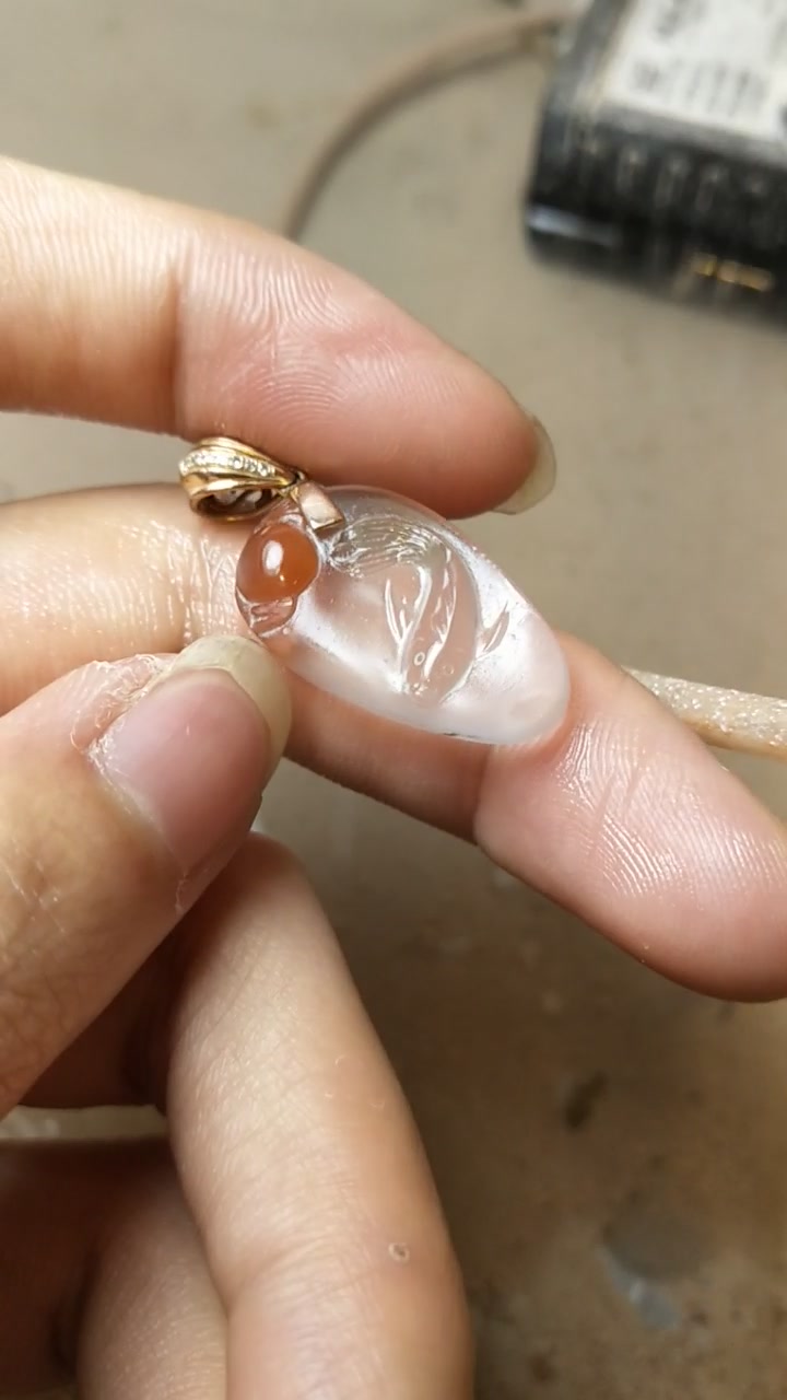 南红玛瑙玉石雕刻的一只小鱼儿