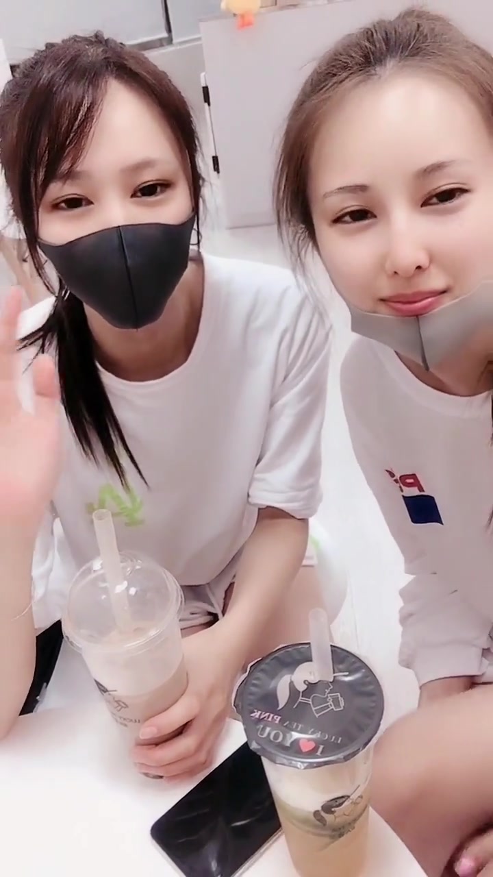 在日本奶茶店,偶遇了一对双胞胎姐妹,没想到还会说中国话!
