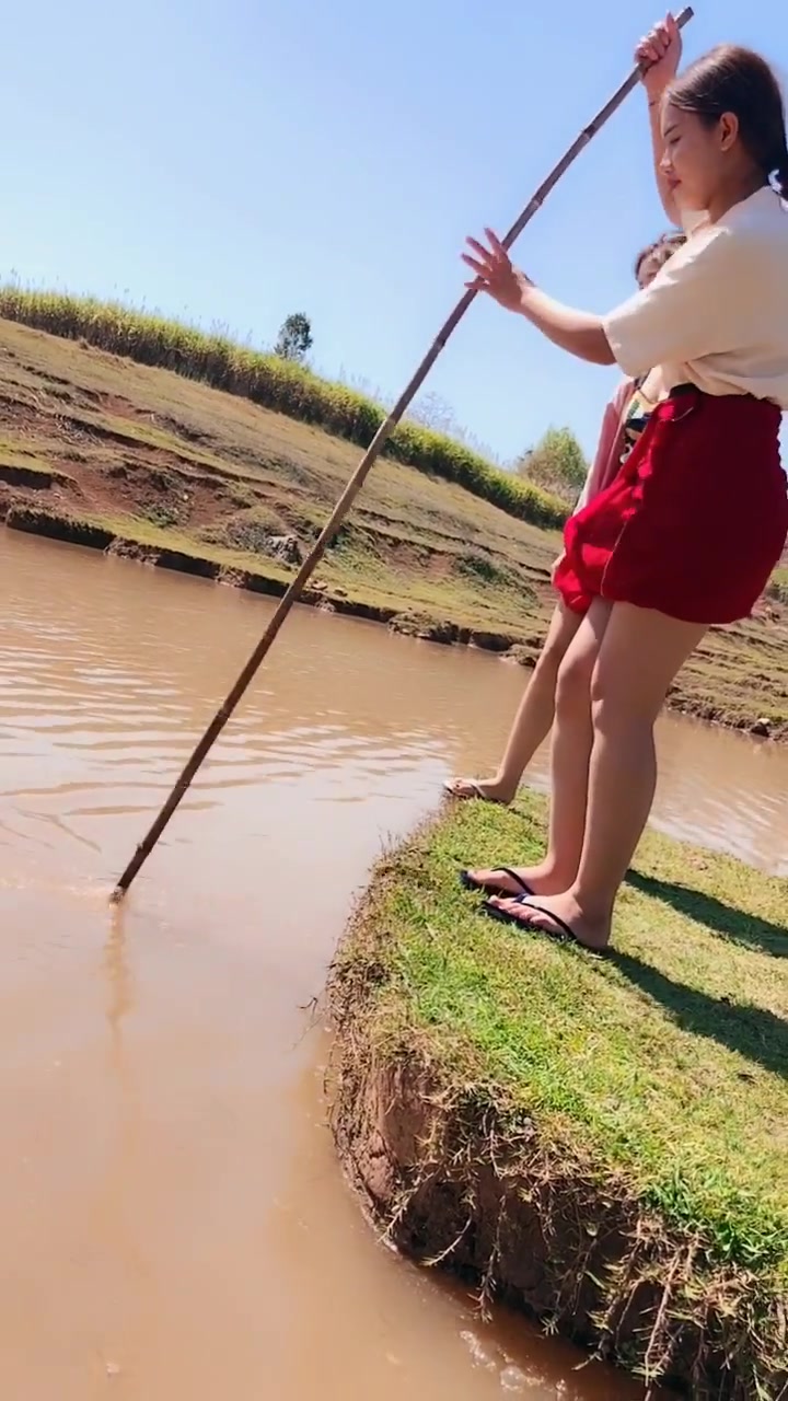 缅甸的农家妹子干活很勤快,每天都在地里抓鱼,看着很是辛苦!