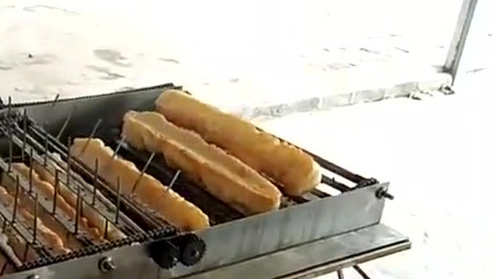 【开封奶爸发明“炸油条机”成网红,有人来瞧稀罕,有人来讨技术】油条是我们餐桌上常见的早餐之