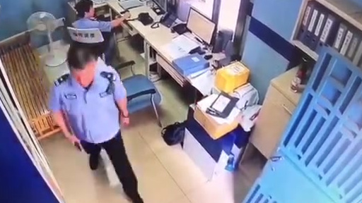 【逃犯要开无犯罪证明,民警“守株待兔”抓个正着】23日下午3时许,武汉某汽车服务有限公司两