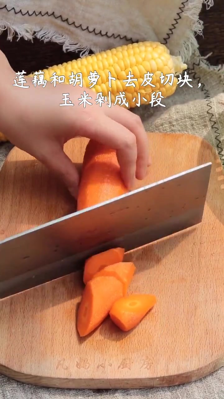 汤鲜浓郁暖胃排骨玉米莲藕汤,喝三碗也不过瘾