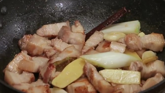 【秘制鲍鱼红烧肉】鲍鱼红烧肉,一道绝对的硬菜,你在家也能做得喷香。如何处理鲍鱼?如何去腥?