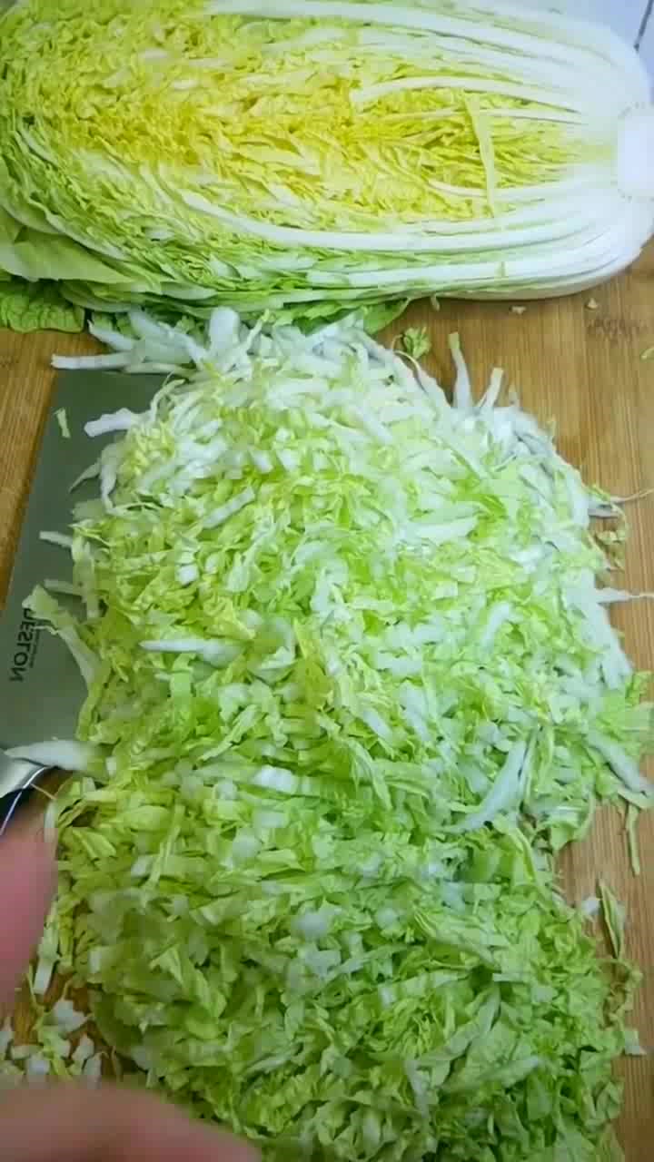教大家腌制酸菜的方法,酸脆开胃,做法简单,放一年都不会坏