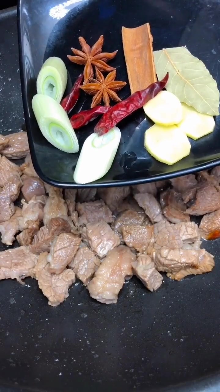 板栗炖牛肉,栗子营养非常丰富,这个季节正合适!