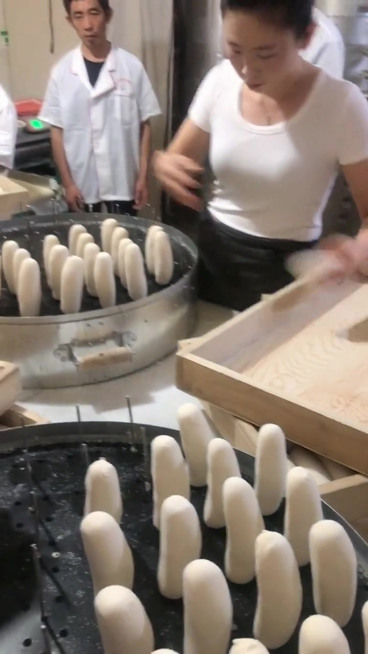 蒸馒头的大姐往笼子里放馒头真快,这手速就像是练过的一样