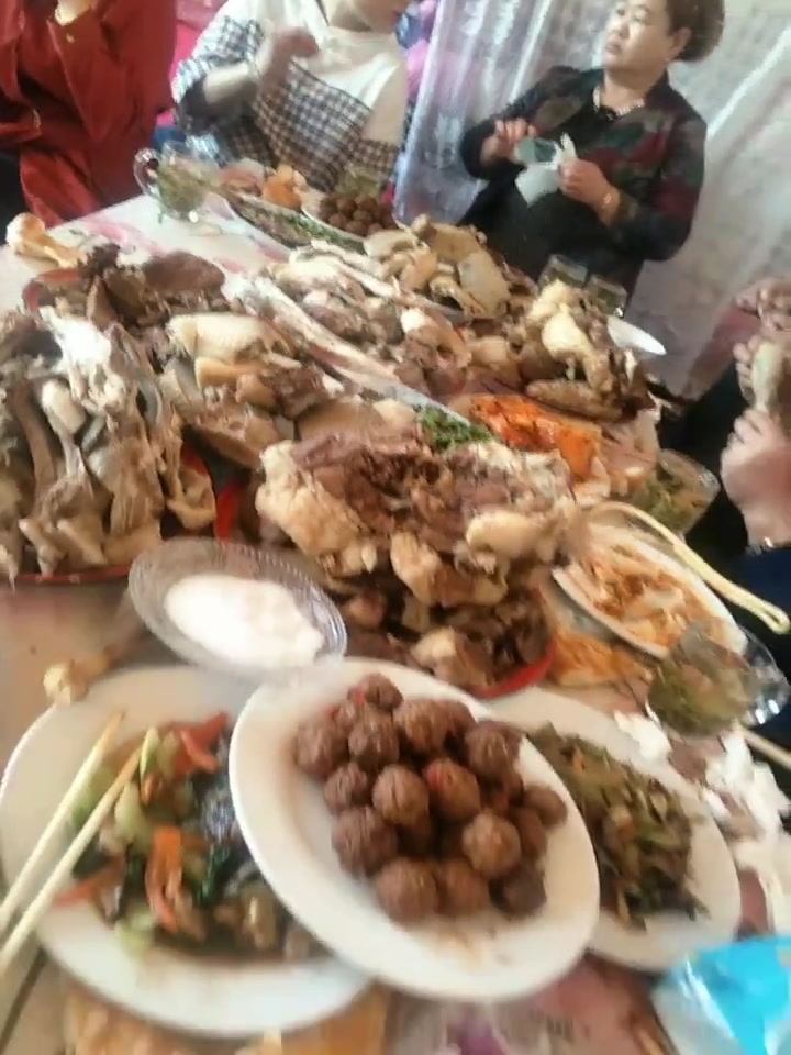 新疆人聚餐的饭桌上,全是大鱼大肉,让你吃到不想吃