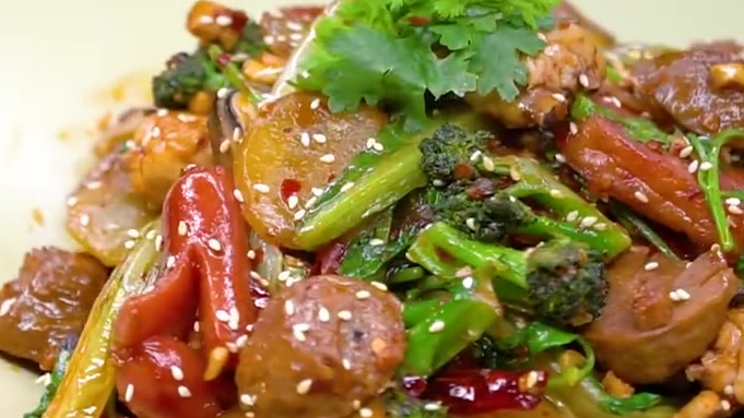 【麻辣香锅】麻辣鲜香一锅端,各种食材的旷世盛烩!强烈要求鸡翅饿和午餐肉用油煎一下,微焦的表
