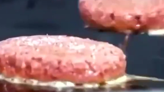 【麦当劳将售卖人造肉汉堡,加拿大本周开售,一个35元】9月26日,麦当劳宣布将在加拿大推出