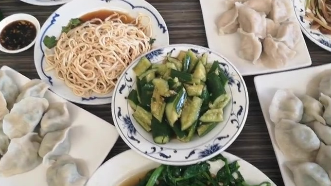 旧金山的水饺王国,老板李清河是侨领,也是成功的企业家,开了十几家饺子馆。他的饺子皮吃起来弹