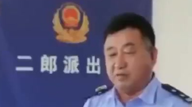 【民警神兵天降  烧烤摊上抓逃犯】近日,安徽阜阳太和公安二郎派出所成功抓获一名网上逃犯,为