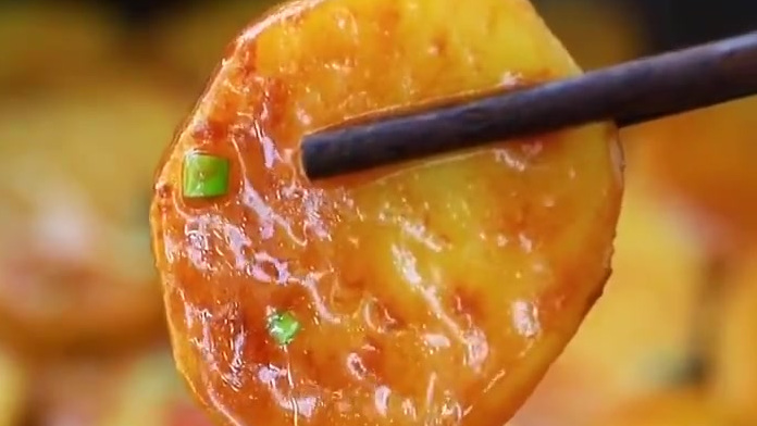 土豆香糯,裹着满满的番茄汁,这两种粉丝众多的食材组合在一起,会碰出什么样的火花呢?要不要试