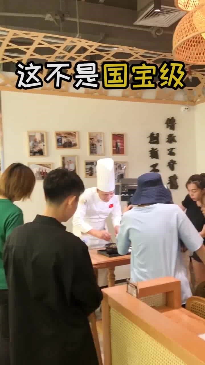 国宝级厨黄做的煲仔饭,新鲜的蛋液进入到牛肉和米饭里,香滑鲜