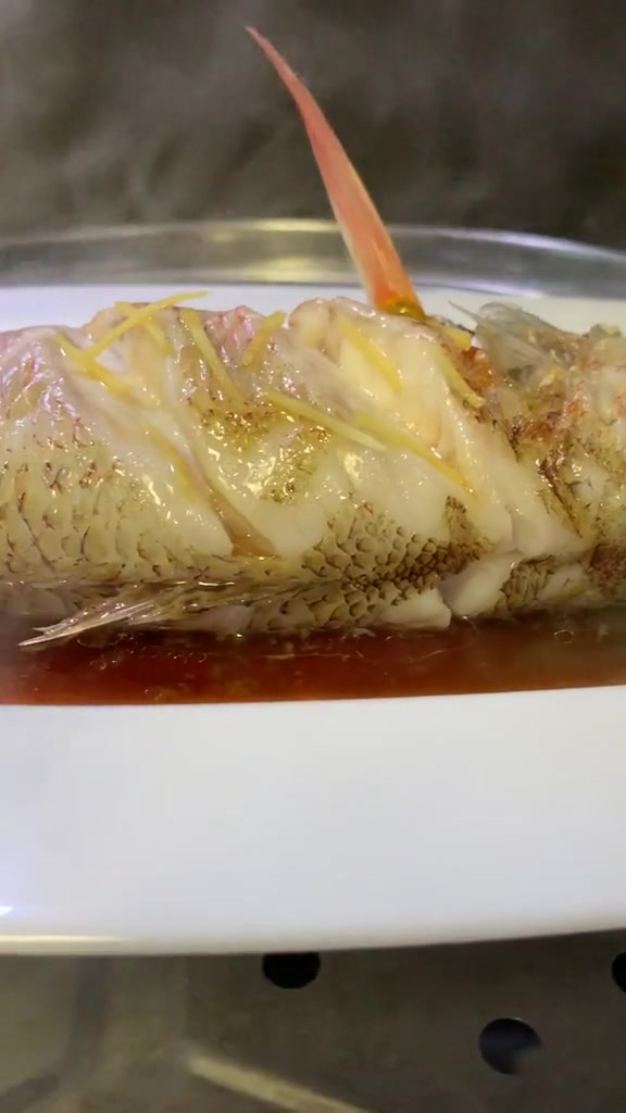 今晚吃清蒸红果鲤,用酱汁直接蒸就可以,其他的不用加!