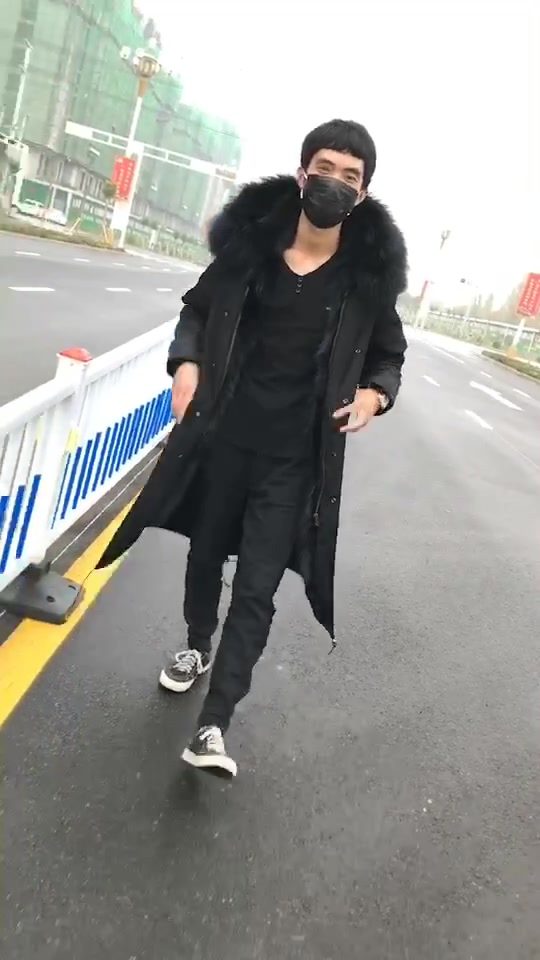 小伙子不好意思了哈哈,这派克服这么长男士也可以穿