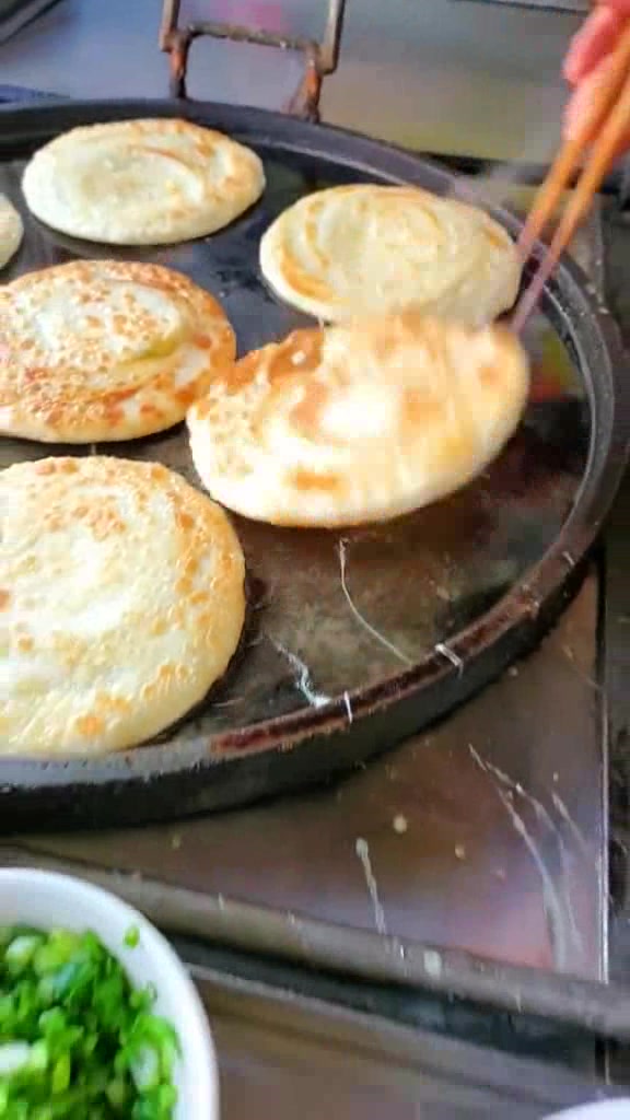 这才是真正的鸡蛋灌饼,色泽金黄酥脆可口,好吃!