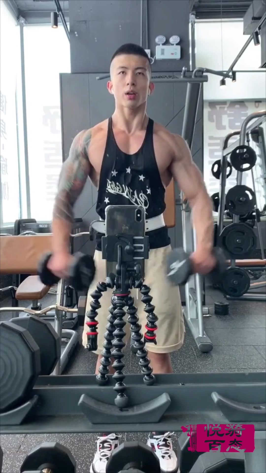 肌肉男穿着吊带背心已经遮不住他的倒三角身材了,胸肌和臂肌真壮