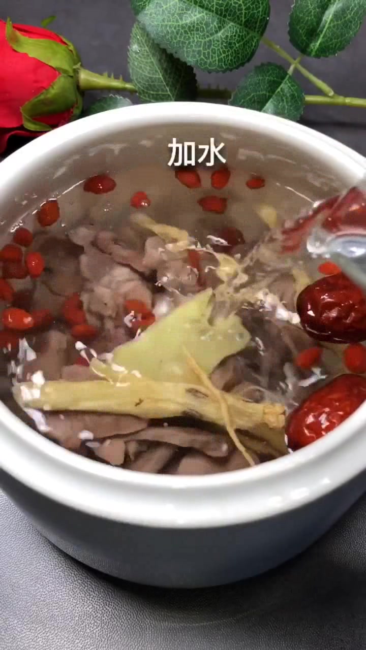 用猪心做的营养汤,鲜美可口,营养滋补,秋季必备
