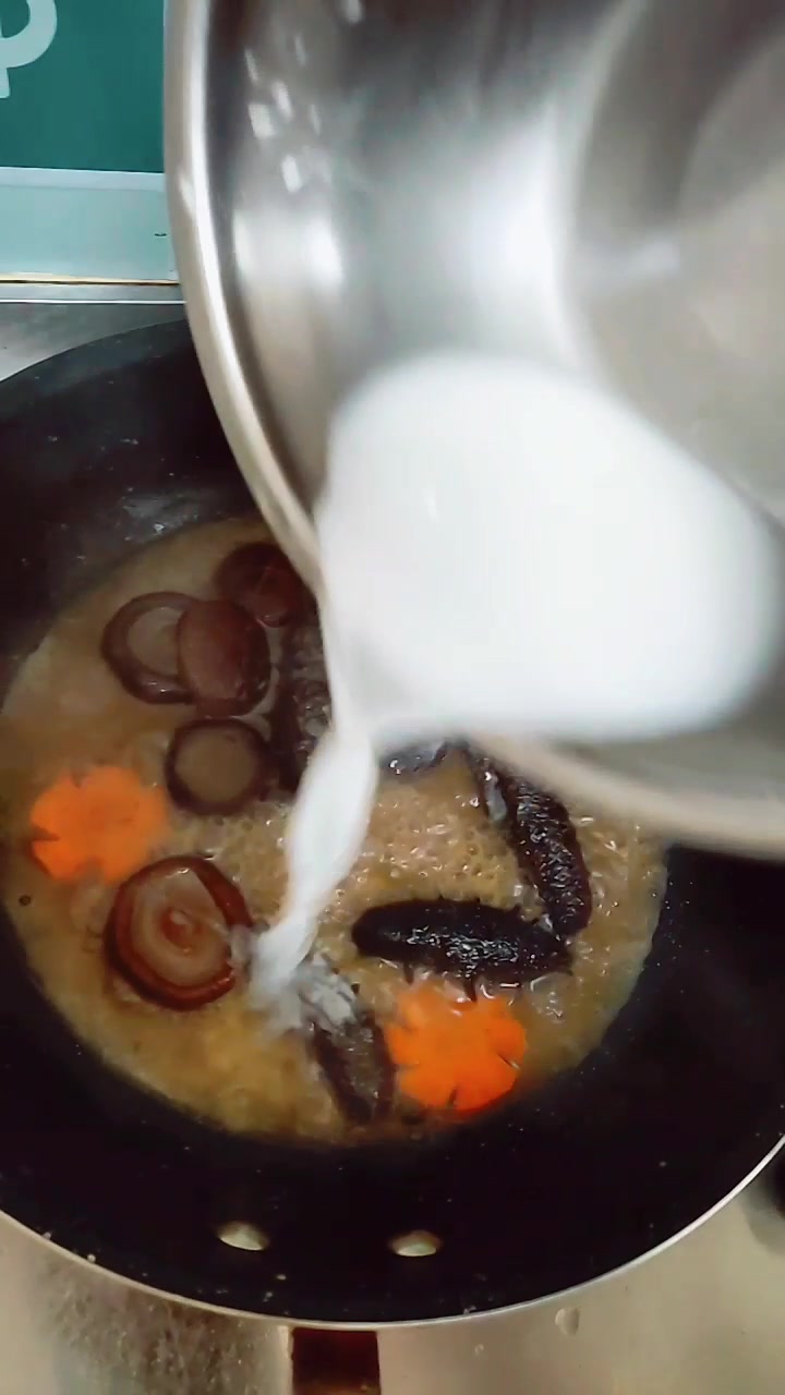 香菇炖野生小海参,这样做营养又美味,汤汁特下饭