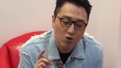  看着别人吃香喝辣,而我,一碗青菜配虾仁