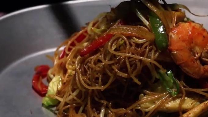 “油咖喱”与平时用到的咖喱块和咖喱粉不同,多了一分辛辣的味道,搭配上丰富的海鲜,假期没地方