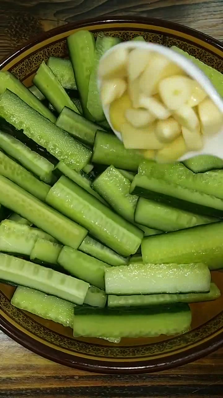 开胃小菜凉拌黄瓜,脆嫩多汁,餐桌必备美食