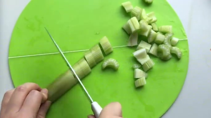 每年十月是世界素食月,很多人煮汤习惯加肉,其实以豆类取代肉,煮出来的汤一样鲜甜。这道补血畅