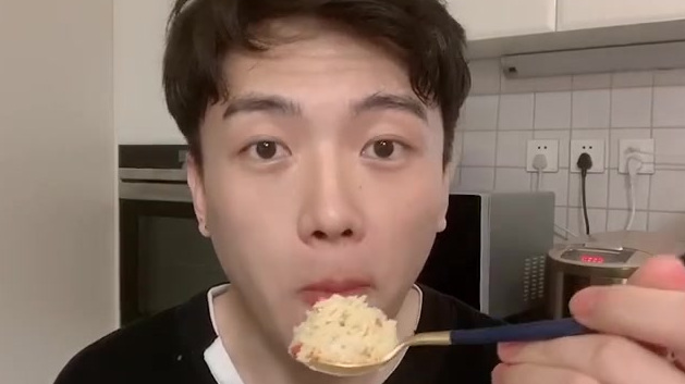 【咸鸭蛋炒饭】咕噜～肚子又饿了 十一假期宅在家里的贫穷夜宵 教你用三块钱做咸鸭蛋炒饭 你们
