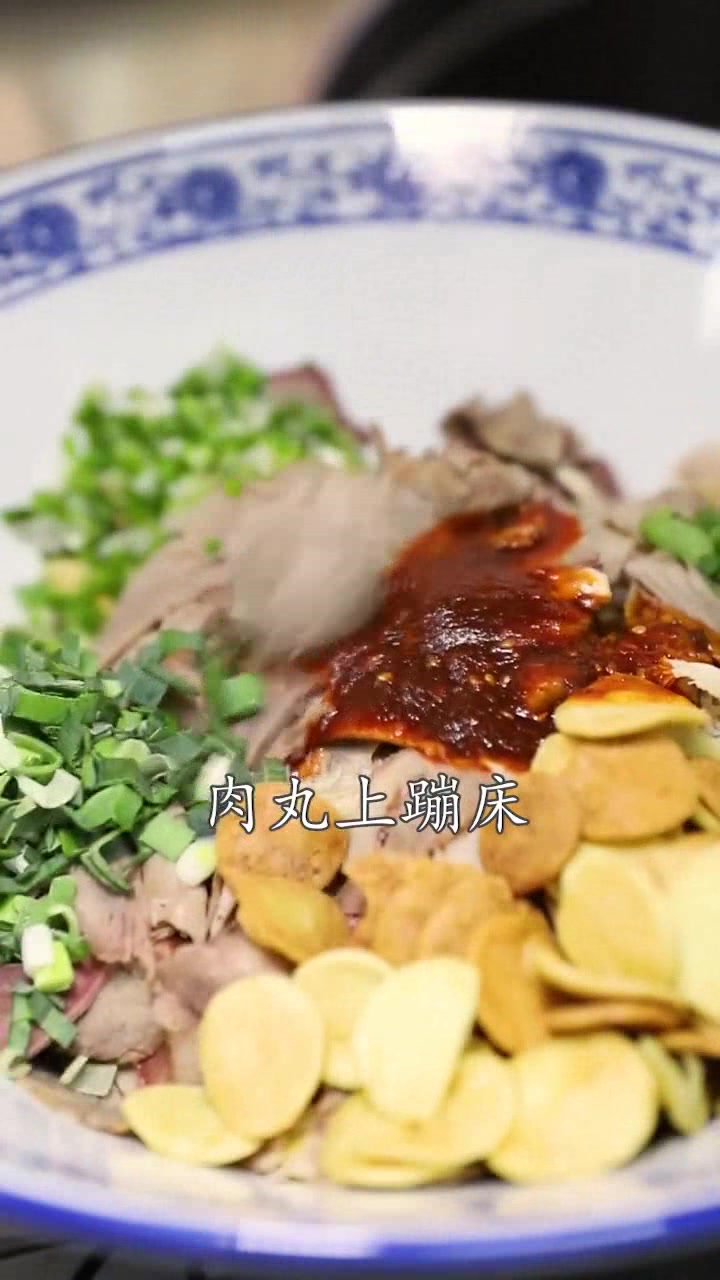 大碗牛肉汤,牛肉软烂有嚼劲,粉丝晶莹有弹性,牛丸Q弹吃不停